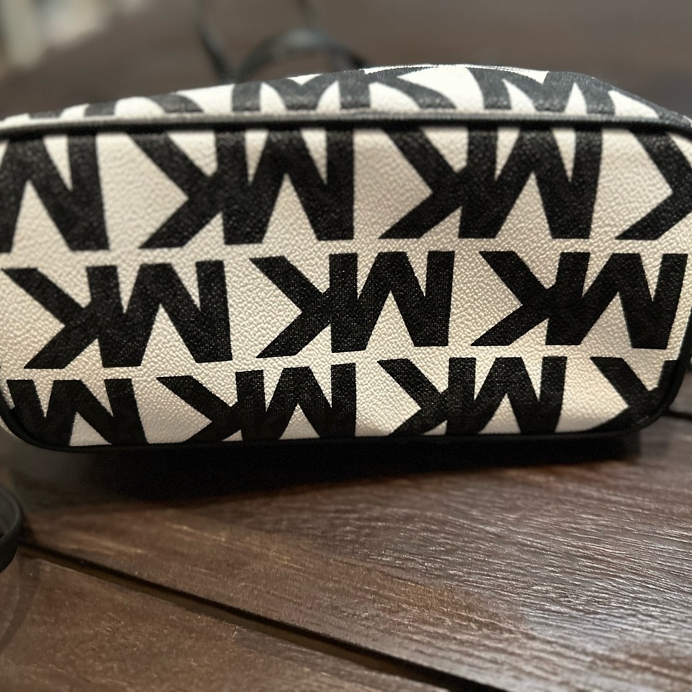 Michael Kors Jet Set Travel XS Carryall Tote Xbody MK Graphic Logo White Black - Picture 5 of 12